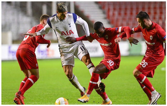 大胜之后，樱花队员纷纷表现高兴